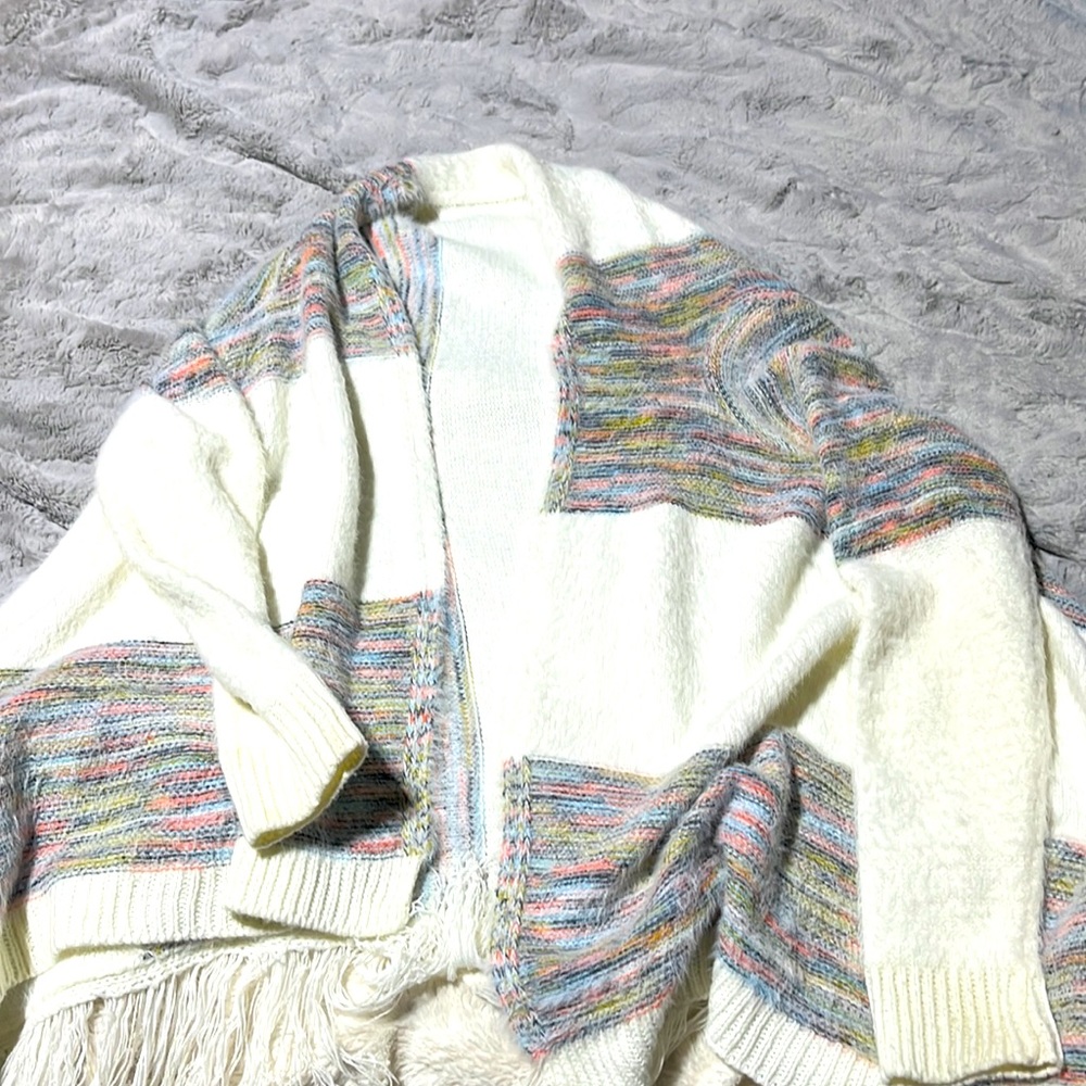 L/XL YAIRA WHITE CARDIGAN WITH COLOR ACCENTS.